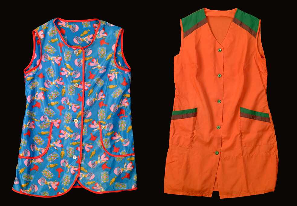 Kinder- und Erwachsenen-Hauskleid aus der BRD | Gesammelt von Mónika Lackner (Ethnographisches Museum, Ungarn). Die Geschichte der Exponate ist nachzulesen in: Zoltán Fejős – Zsófia Frazon (Hg.), Plastikwerke. Alternative Kunststoffgeschichte vom zelluloiden Buchdeckel bis zum Aufblassessel, Budapest 2006, Veröffentlichungen des Ethnographischen Museums, MaDok-Hefte 4, S. 54–55.