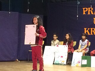 Schülerin präsentiert ihre Geschichte