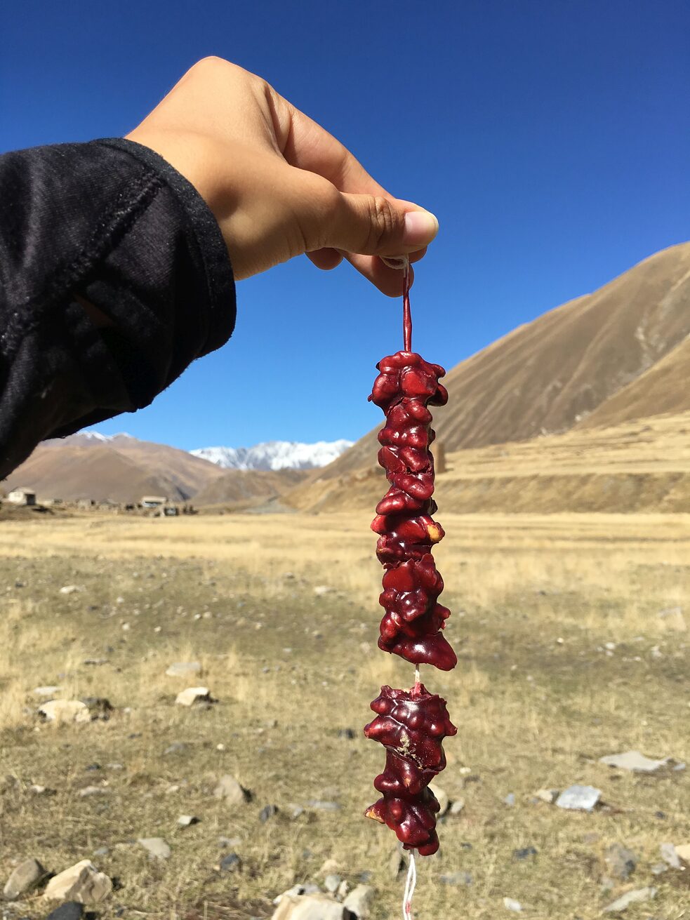 „Georgisches Snickers“ – als Wander-Begleiter, in der Herstellung, am Straßenrand