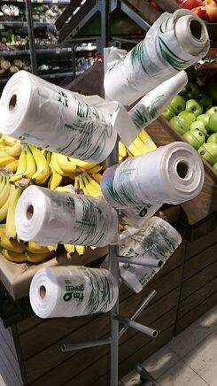 Plastiktüten im schwedischen Supermarkt