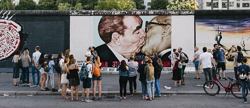 Schülergruppe vor Berliner Mauer