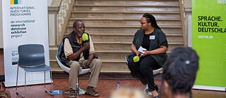 Njoki Ngumi (The Nest Collective) im Gespräch mit Jimbi Katana (links) über die Rolle lokaler Gemeinschaften innerhalb der Restitutionsdebatte