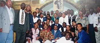 مجموعة مؤلفة من حوالي ٤٠ رجلاً أسود، في افتتاح مركز اجتماعي في القدس سنة ١٩٩٦.