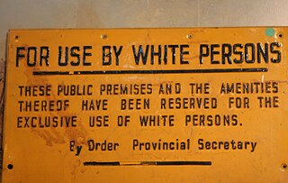Rassentrennung im District Six Museum in Kapstadt während der Apartheid.