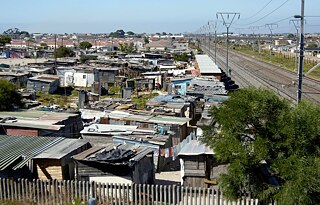 Blick auf ärmliche Hütten von Khayelitsha Township, eine der vielen Siedlungen für Schwarze in Südafrika. Selbst nach der offiziellen Beendigung der Apartheid im Jahr 1990 lebt der große Teil der schwarzen Bevölkerung Südafrikas immer noch in Townships.