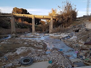 Image d'une rivière presque asséchée remplie de pollution industrielle de l'eau.