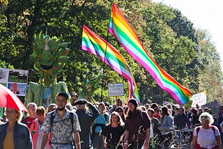 독일 전역에서 온 수만 명의 사람들이 함바흐 숲의 보존을 위한 시위행진에 참여했다. 