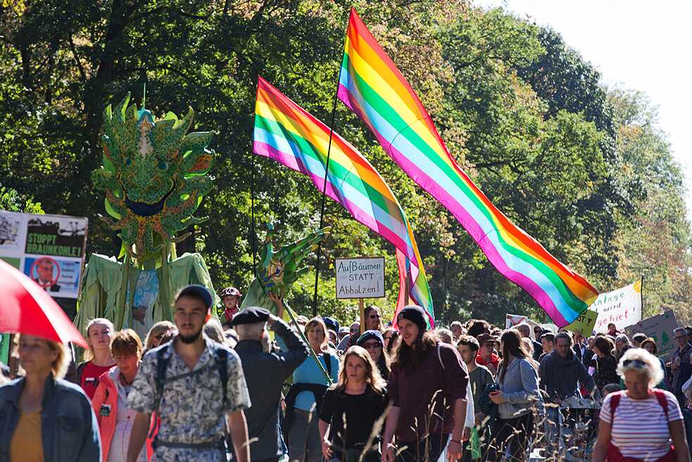 ハンバッハの森の保全のため、ドイツ全土から数万人が抗議に参加した。 