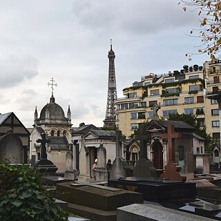 <b>Cimetière de Passy (Paris, France)</b><br><br>Dès votre arrivée au Cimetière de Passy, vous entrez dans un autre monde : la circulation et l'agitation touristique cessent et la monumentalité des tombeaux parisiens, si différents des tombeaux allemands, ressort tout particulièrement. Ouvert en 1820, le cimetière de Passy est rapidement devenu celui de l'aristocratie par sa proximité avec les Champs-Élysées et sa situation dans l’un des quartiers résidentiels les plus huppés de la capitale. En vous y promenant, vous tomberez sur de nombreux/-ses artistes et célébrité.e.s qui ont trouvé ici leur dernière demeure près de la Tour Eiffel qui surplombe les murs du cimetière, de l'autre côté de la Seine.