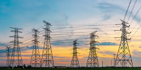 <b>Steigt der Strompreis?</b><br>Bei den Verhandlungen über den Kohleausstieg wird häufig vor stark steigenden Stromkosten gewarnt. Nach Berechnungen der Denkfabrik Agora Energiewende trifft das aber nur teilweise zu: Wenn der Kohleausstieg so umgesetzt wird, wie es die zuständige Kommission vorgeschlagen hat, dann erhalten viele Großverbraucher*innen ihren Strom zu einem günstigeren Börsenpreis. Für sie dürfte Strom im Jahr 2030 dann sogar um 0,5 Cent je Kilowattstunde günstiger sein als ohne Kohleausstieg. Für die privaten Haushalte gelte das nicht, sie müssten schätzungsweise 0,4 Cent die Kilowattstunde Strom mehr zahlen als heute. Ein Drei-Personen-Haushalt mit einem jährlichen Verbrauch von 3500 Kilowattstunden müsste demnach monatlich rund 1,20 Euro mehr aufwenden.