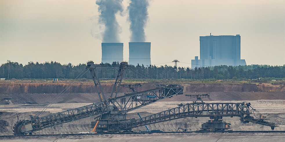 <b>当該地域に対する構造的な援助</b><br>3つの地域――ラインラント（ライン川沿岸）、ラウジッツ地方、そしてドイツ中部の鉱山地方――は今日でも石炭掘削を積極的に行っている。これらの地域の将来については、激しい議論が広く交わされている。しかし実際は、ラインラントでもドイツ中部でも、褐炭の経済的意味は相対的に小さい。両地域には多様な産業があり、インフラも整備されている。これに対し、構造的に弱いラウジッツでは両地域と比べ物にならないほど褐炭産業は重要な役割を果たしている。ここでは一人当たりGDPがドイツ平均を大きく下回り、地域は製造業により強く依存している。構造改革の影響をやわらげるため、該当地域は今後20年間で400億ユーロの構造的援助を受ける。この援助金は例えば地域のインフラの改善や、公共の大学教育および研究環境の強化のために投入されるという。