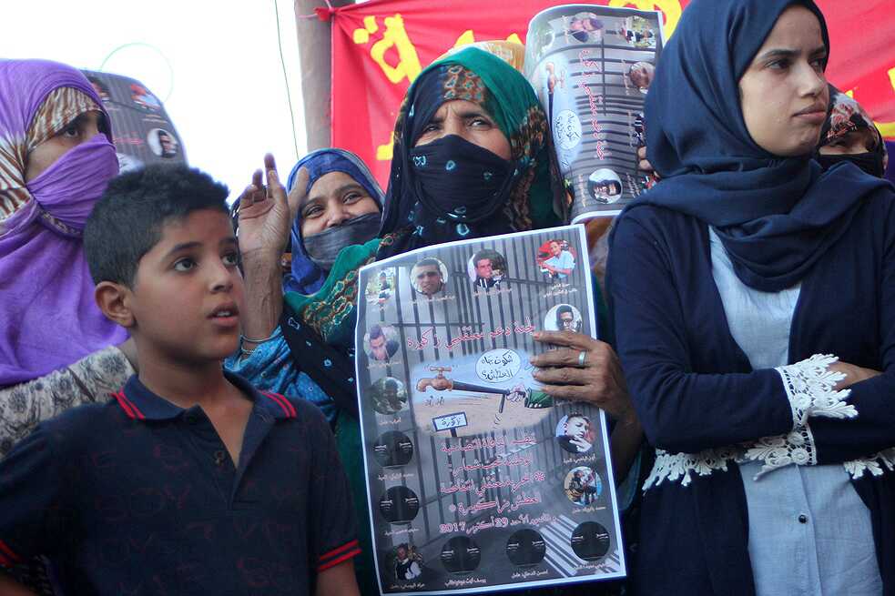 Menschen protestieren auf der Straße.
