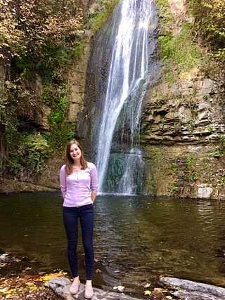 Ich vor dem Wasserfall