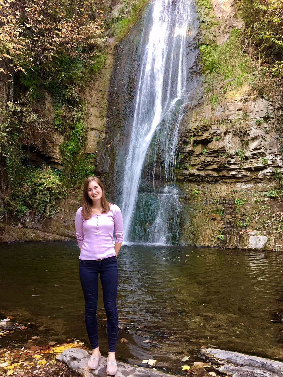 Ich vor dem Wasserfall