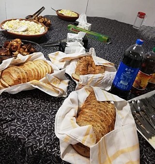 Vollkornbrot und Kartoffelsalat