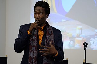 Der Künstler und Skid Row Bewohner Crushow Herring spricht auf einem der Worlds of Homelessness Panel