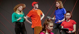 Eine Theaterszene mit fünf Jugendlichen
