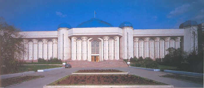 Zentrales Staatliches Historisches Museum der Republik Kasachstan (Architekten Yu. Ratyshnyj, Т. Eraliev, D. Dosmagambetov, 1978 -1985)