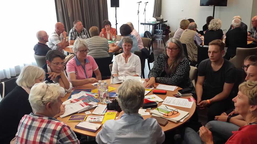 Seminar participants discuss ways to introduce diversity to work with seniors 