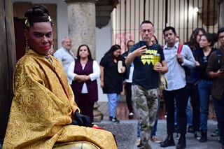 Der Künstler Lukas Avendaño in der Eröffnungsperformance: Vom kokett lächelnden Mädchen ...