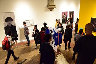 Mit einem Auge „Queer as German Folk“, mit dem anderen „Latin Cuir“