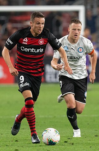 Der deutsche Fußballer Nicolai Müller am Ball für die Western Sydney Wanderers