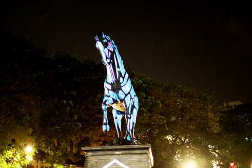 Video mapping auf der Kalaghoda-Statue
