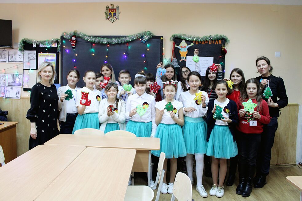 Elevi şi eleve cu decorațiuni de Crăciun