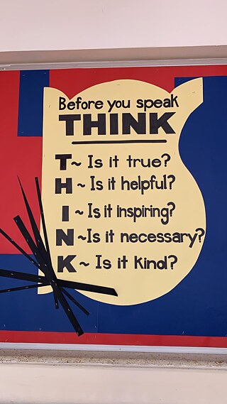 Kunstwerke von den Schüler*innen, die im Flur hängen.