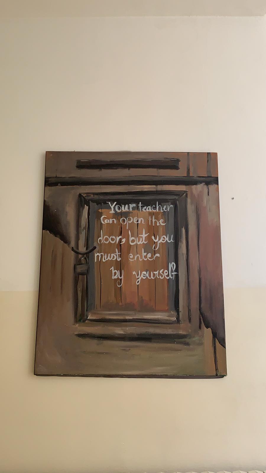 Kunstwerke von den Schüler*innen, die im Flur hängen.