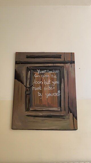 Kunstwerke von den Schüler*innen, die im Flur hängen.