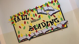 Kunstwerke von den Schüler*innen, die im Flur hängen.