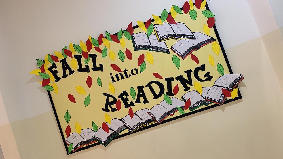 Kunstwerke von den Schüler*innen, die im Flur hängen.