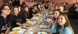 Gemeinsam in der Schulmensa 