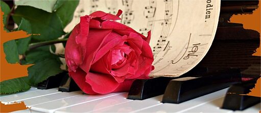Klavier, Rose und Notenblatt