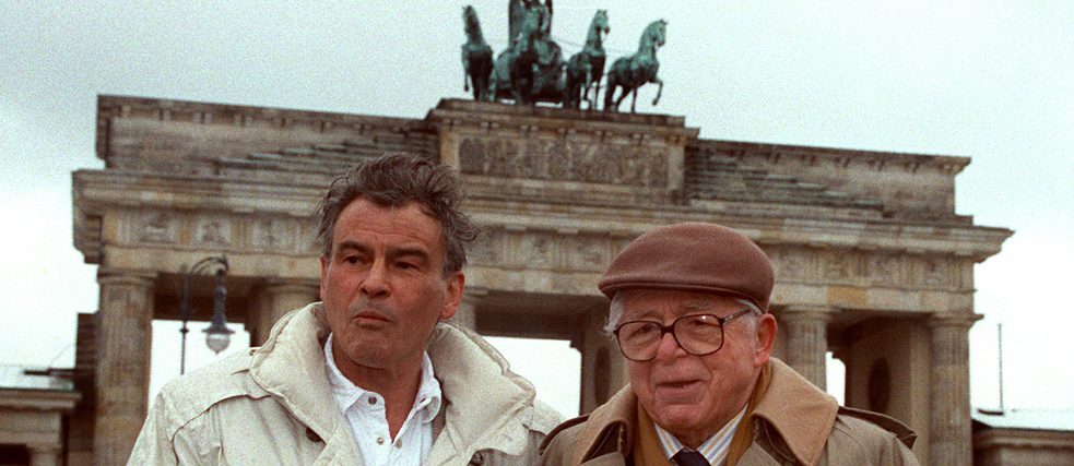 Billy Wilder (derecha) y su actor principal Horst Buchholz en “Eins, Zwei, drei” (“Uno, dos, tres”) en 1993 frente a la Puerta de Brandemburgo en Berlín 