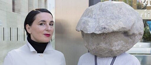 Художник Наташа Зюдер Хаппельманн (справа) и её «голос» Хелене Дульдинг (слева) перед зданием Министерства иностранных дел Германии в 2018 году