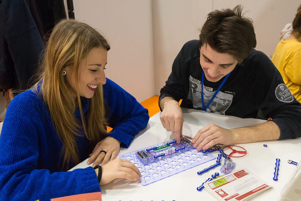Die Schülerinnen und Schüler arbeiten parallel an verschiedenen Stationen.