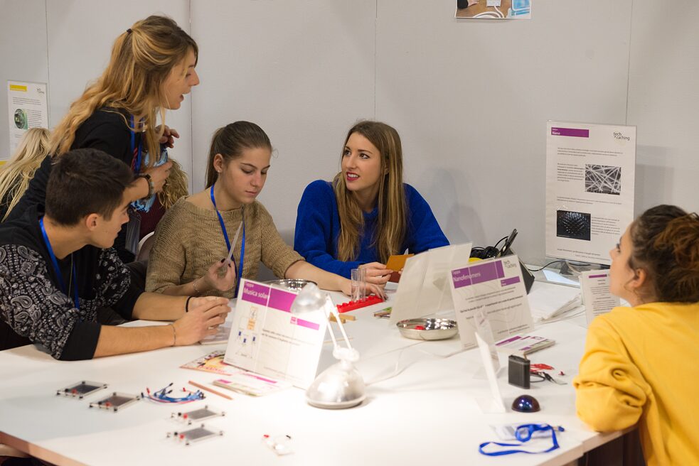 Die Schülerinnen und Schüler bekommen einen Einblick in die Nanotechnologie.