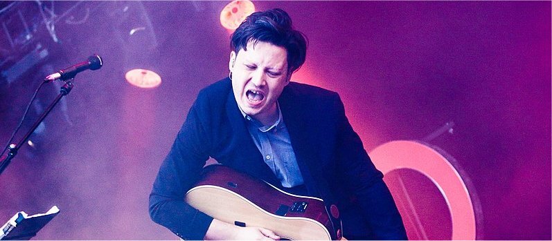 Singender Mann mit Gitarre