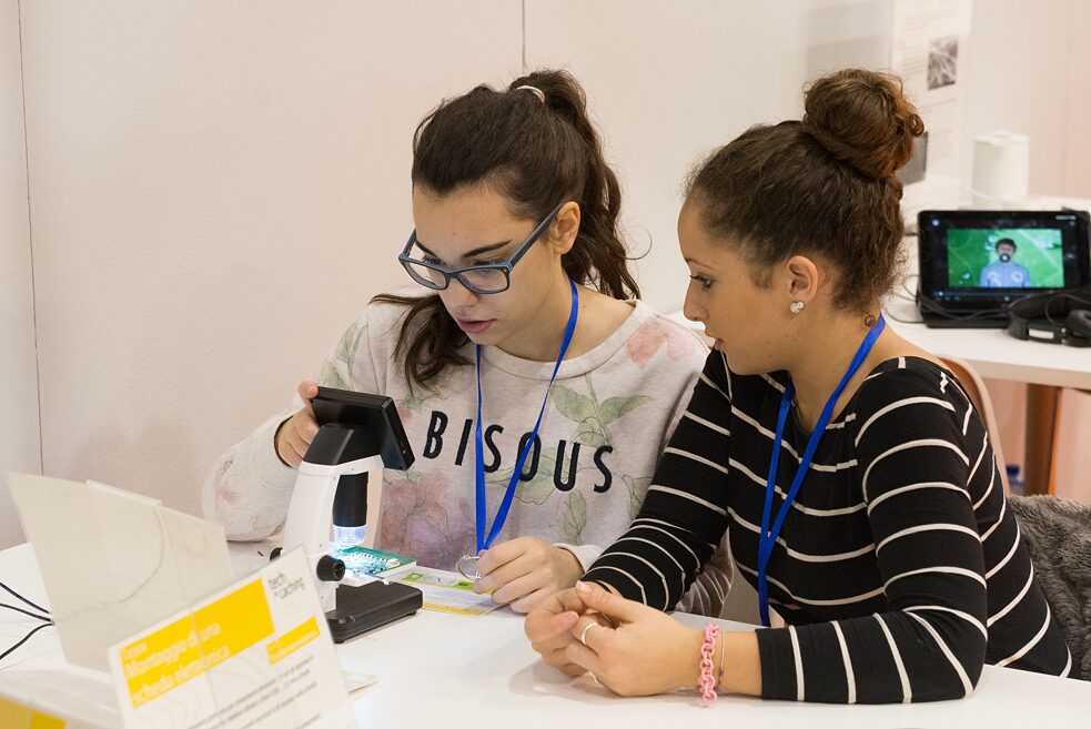 Hochwertige Instrumente stehen den Schülerinnen und Schülern zum Experimentieren zur Verfügung.