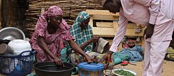 Alltagsleben 2017: Familie in Maiduguri (Nigeria) kocht vor ihrer Hütte