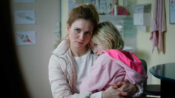 Benni avec sa mère, Bianca Klaaß (Lisa Hagmeister)