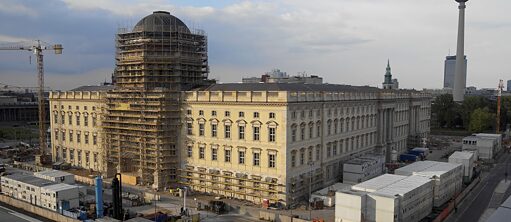 Die Süd- und Westfasse des Humboldtforums in Berlin, im Hintergrund der Fernsehturm
