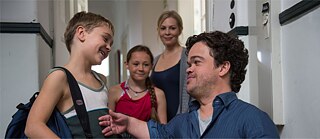 homme et petit garçon se regardent, derrière, une fille et une femme &copy; ©tous droits réservés Auf Augenhöhe