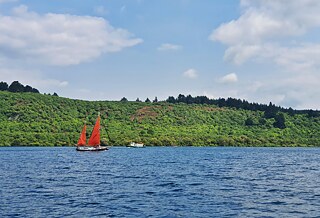 Lake Taupō - Auf einer emissionsfreien Yacht zu segeln ist unglaublich geruhsam.