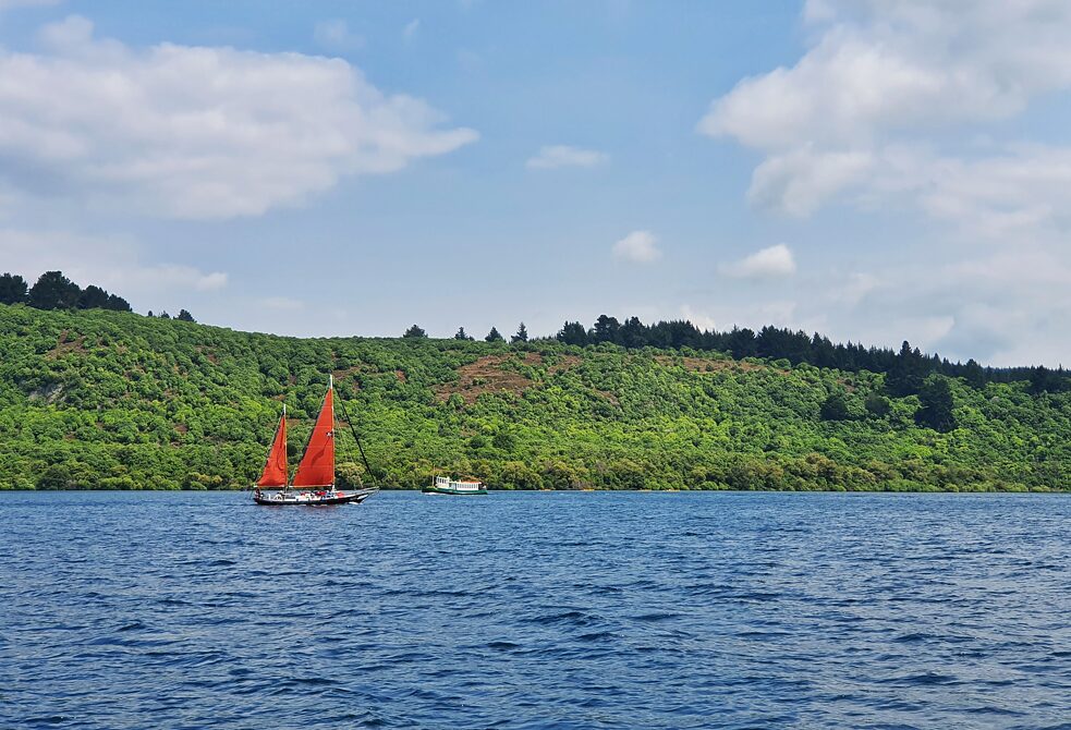Lake Taupō - Auf einer emissionsfreien Yacht zu segeln ist unglaublich geruhsam.