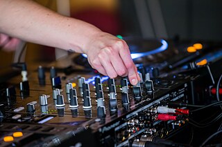 ورشة عمل عن تشغيل الدي جيه والإنتاج الموسيقي