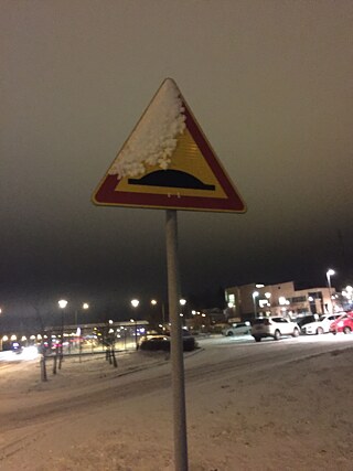 Schnee auf einem Straßenschild