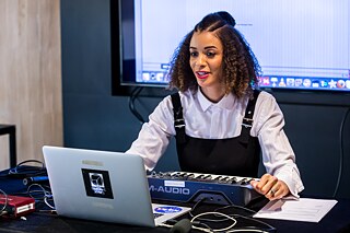 ورشة عمل عن تشغيل الدي جيه والإنتاج الموسيقي